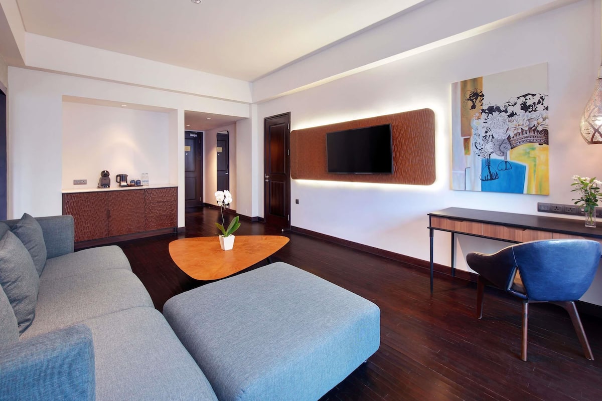 Executive Suite, 1 King Bed | In-room safe, desk, laptop workspace, iron/ironing board