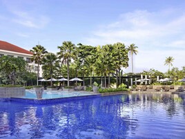 2 outdoor pools