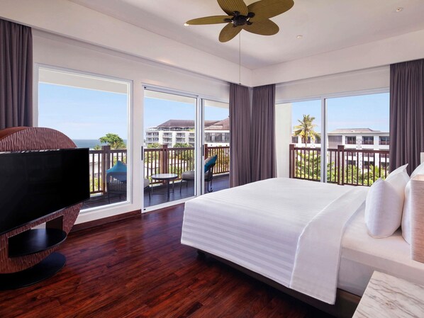 Executive Suite, 1 King Bed | In-room safe, desk, laptop workspace, iron/ironing board