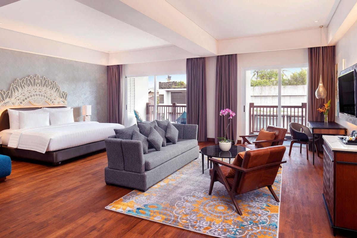 Junior Suite, 1 King Bed with Sofa bed | In-room safe, desk, laptop workspace, iron/ironing board