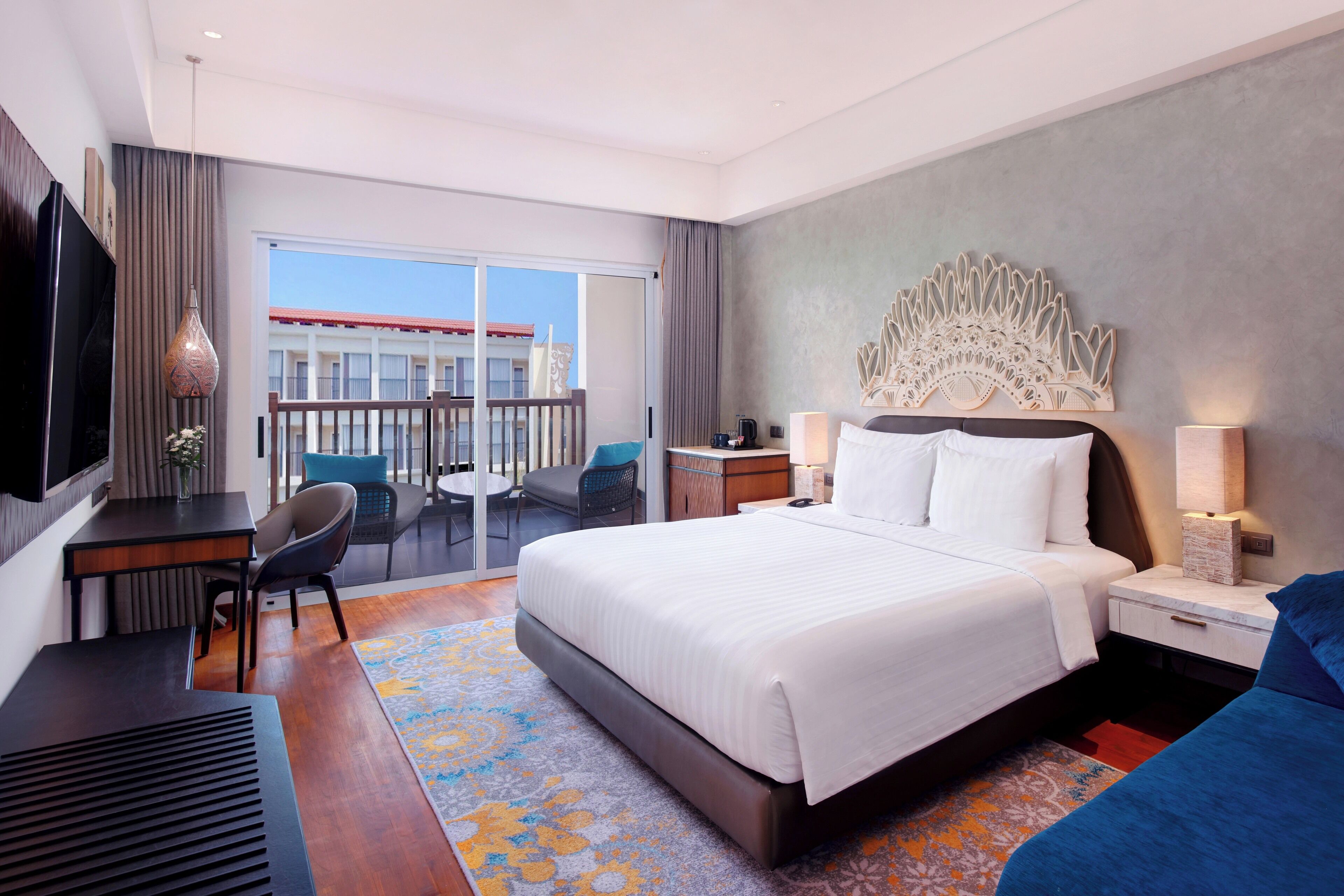 Deluxe Room, 1 King Bed | In-room safe, desk, laptop workspace, iron/ironing board