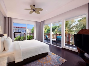 Executive Suite, 1 King Bed | In-room safe, desk, laptop workspace, iron/ironing board