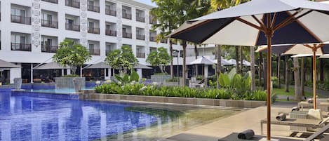 2 outdoor pools