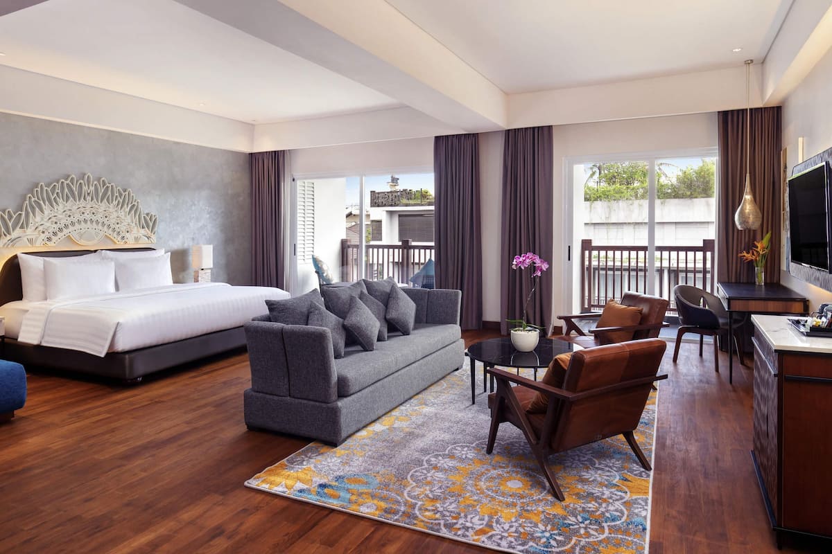 Junior Suite, 1 King Bed with Sofa bed | In-room safe, desk, laptop workspace, iron/ironing board