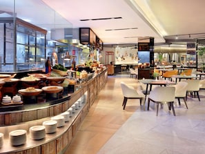 Café da manhã com buffet todos os dias (IDR 217800 por pessoa) 