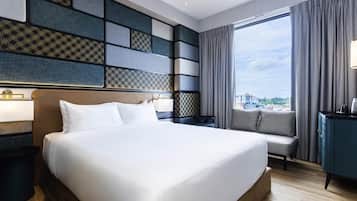Minibar, caja fuerte, cortinas opacas y tabla de planchar con plancha