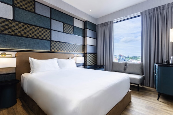 Peti besi dalam bilik, langsir/tirai gelap terus