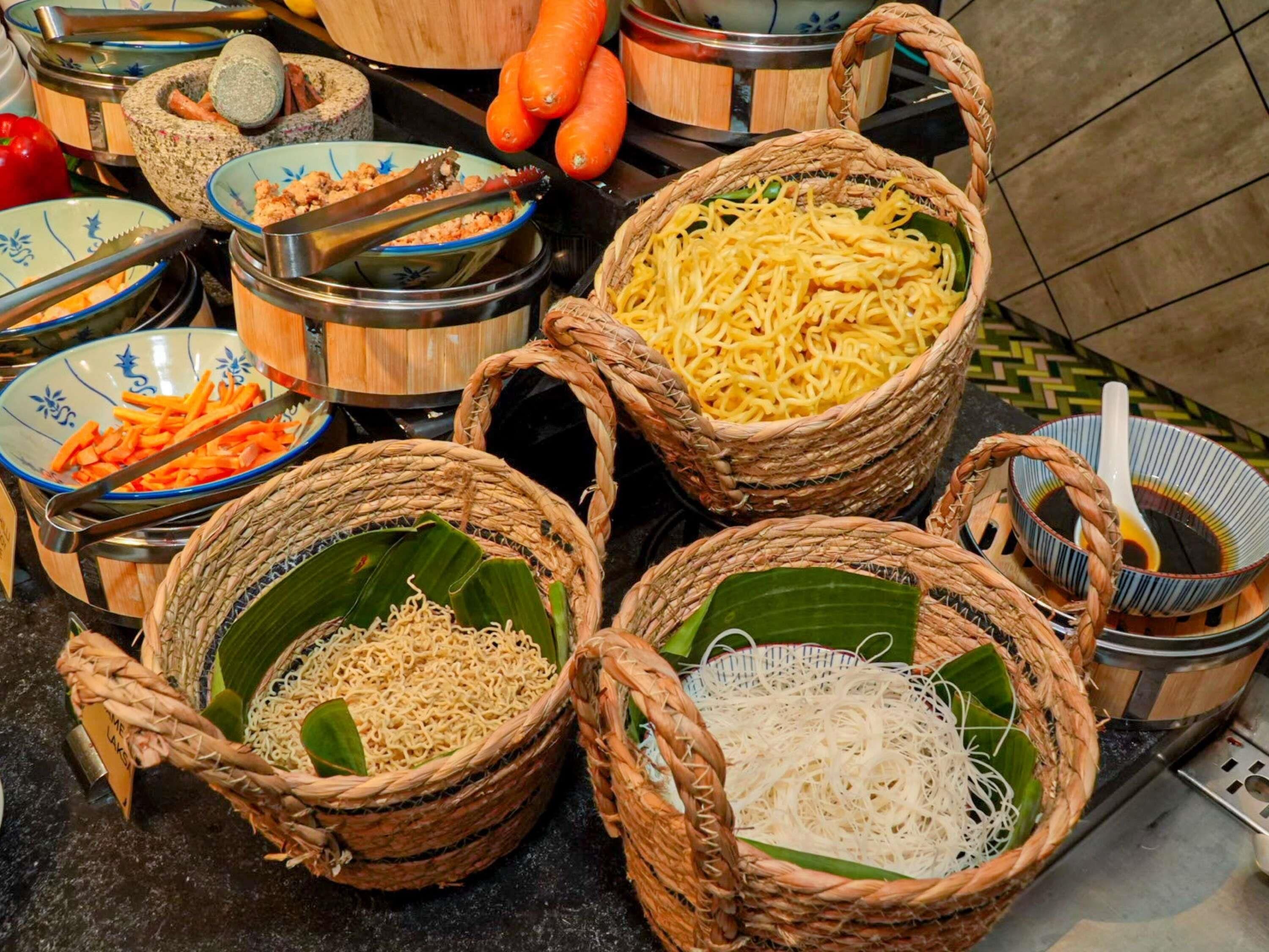 Een buffet met diverse gerechten en bestek.