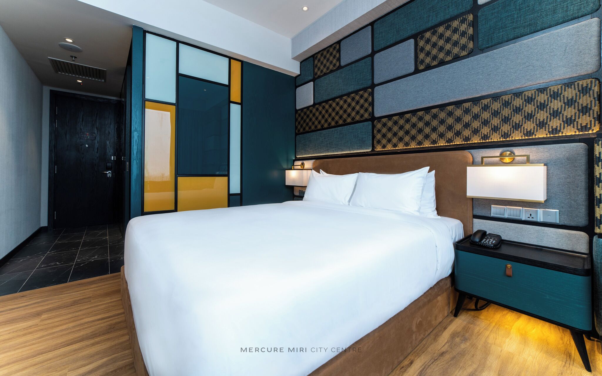 Chambre Deluxe, 1 très grand lit | Coffre-fort pour ordinateur portable, rideaux d’obscurcissement