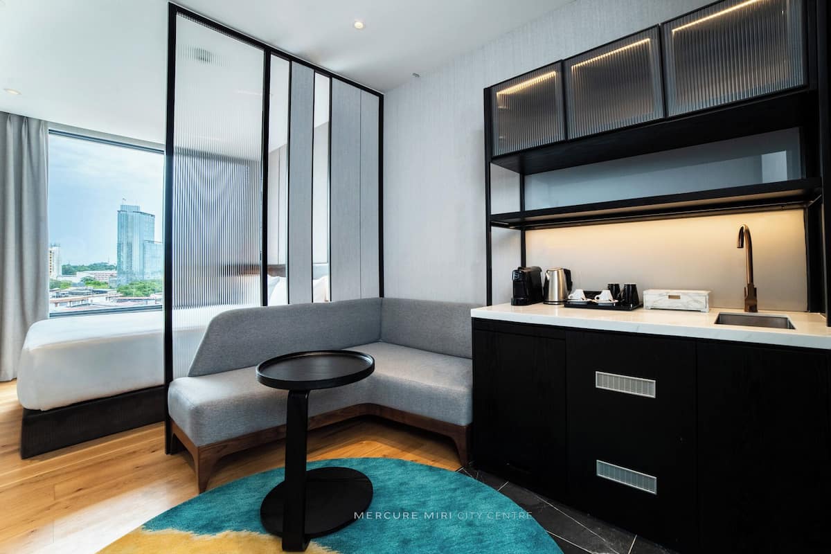 Deluxe Junior Suite with 1 King Size Bed | Cassaforte in camera, tende oscuranti, ferro/asse da stiro