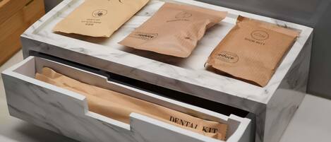 Une boîte de rangement à motifs de marbre, dotée d’un tiroir contenant une trousse de soins dentaires.