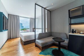 Deluxe Junior Suite with 1 King Size Bed | 迷你吧、房內夾萬、遮光窗簾/窗簾、熨斗/熨衫板