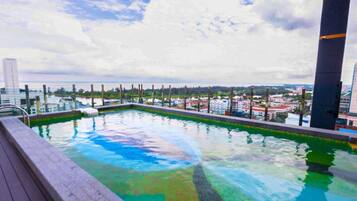 Una piscina al aire libre