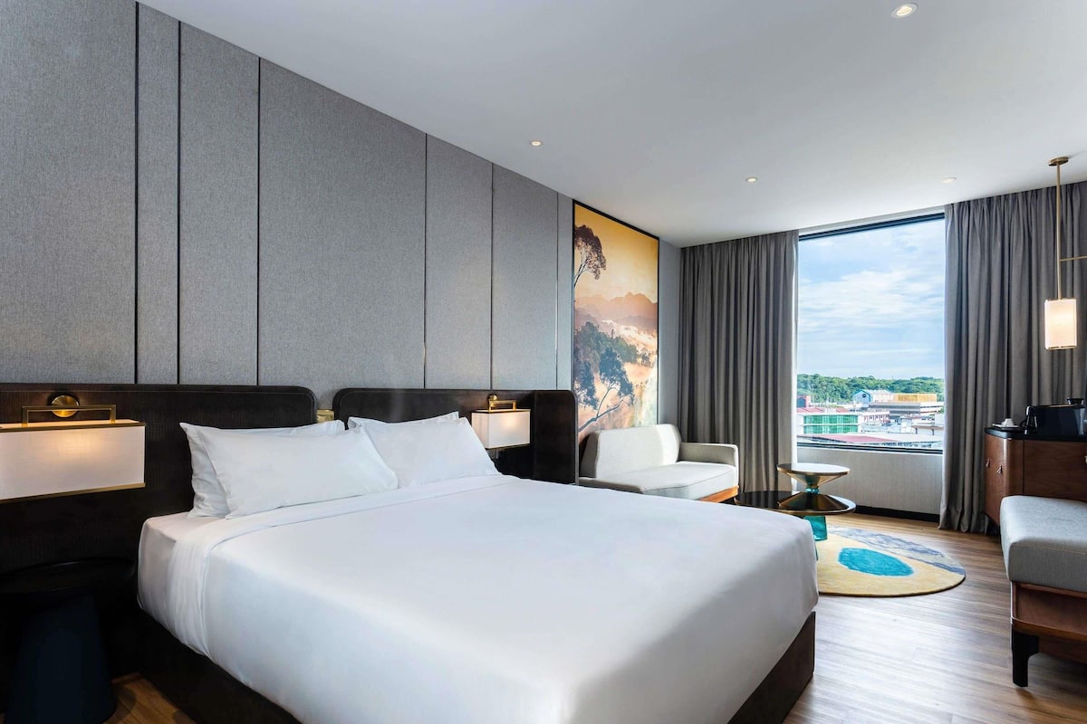 Junior Suite with 1 King Size Bed | Caja de seguridad en la habitación y cortinas blackout