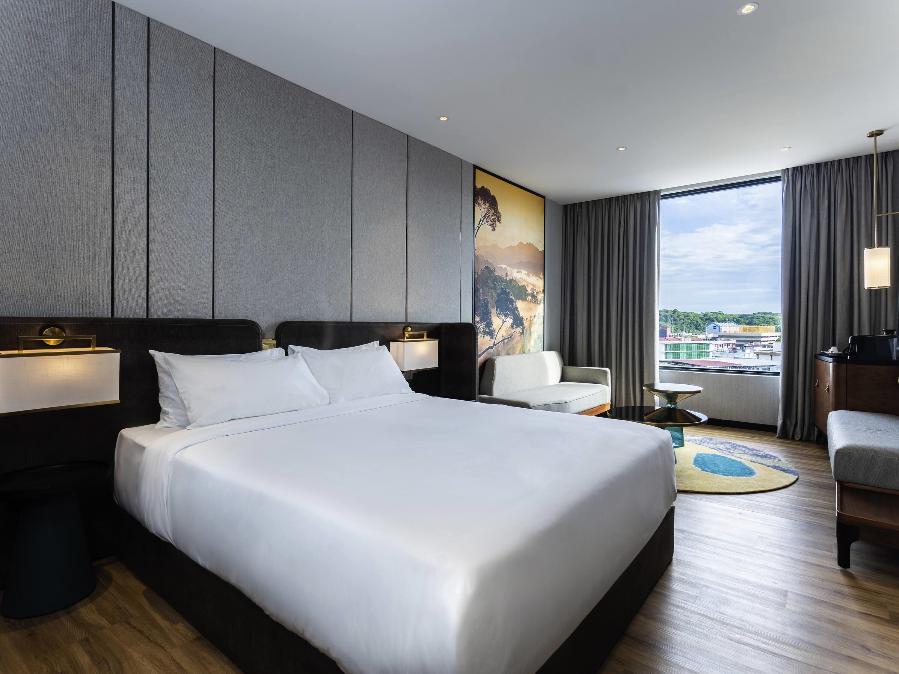 Junior Suite with 1 King Size Bed | Pengeskab på værelset, mørklægningsgardiner, strygejern/strygebræt