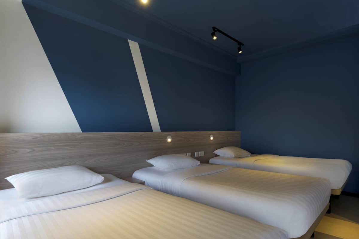 Kamar Keluarga, 3 Tempat Tidur Twin | Brankas, meja kerja, ruang kerja ramah laptop, dan tirai kedap cahaya