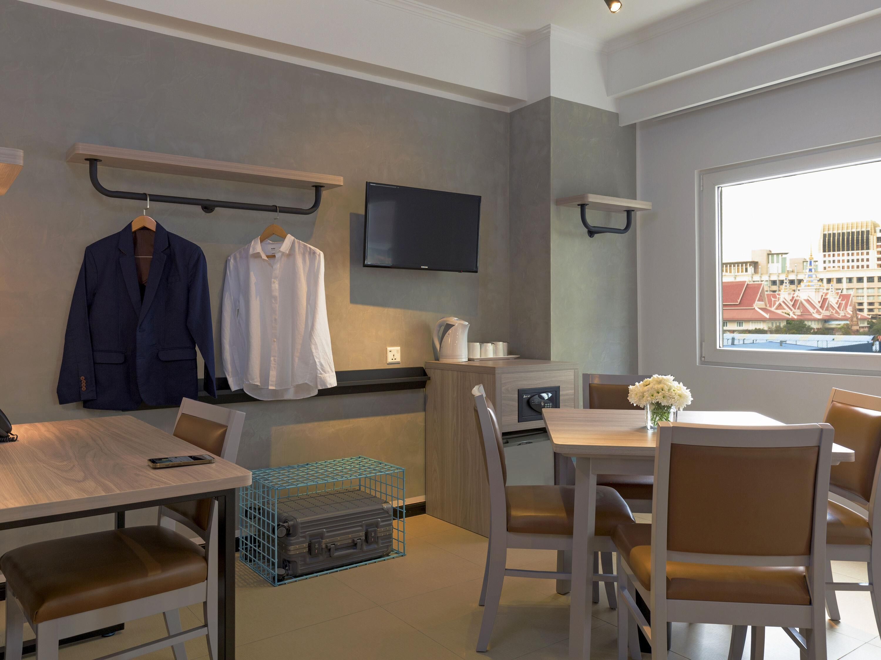 Caja de seguridad en la habitación y escritorio 