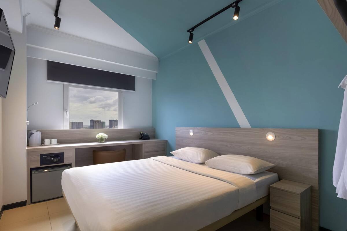 Standard Double Room, 1 Double Bed | Minibar, in-room safe, desk, laptop workspace