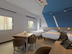 Habitación familiar doble, varias camas | Caja fuerte, escritorio, espacio para trabajar con un portátil