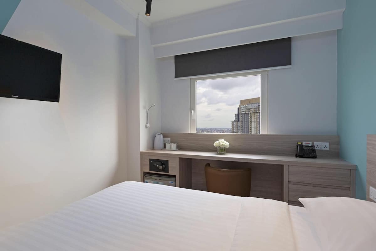 Habitación doble estándar, 1 cama matrimonial | Caja de seguridad en la habitación y escritorio