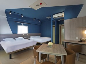 Habitación familiar doble, 2 camas dobles | Caja fuerte, escritorio, espacio para trabajar con un portátil