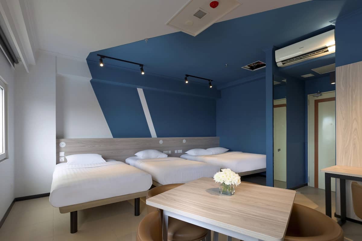 Kamar Double Keluarga, Beberapa Tempat Tidur | Brankas, meja kerja, ruang kerja ramah laptop, dan tirai kedap cahaya