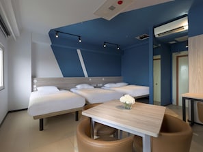 Kamar Double Keluarga, Beberapa Tempat Tidur | Brankas, meja kerja, ruang kerja ramah laptop, dan tirai kedap cahaya