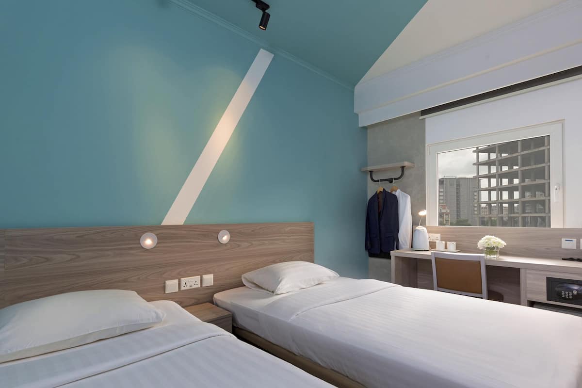 Kamar Standar, 2 Tempat Tidur Twin | Brankas, meja kerja, ruang kerja ramah laptop, dan tirai kedap cahaya