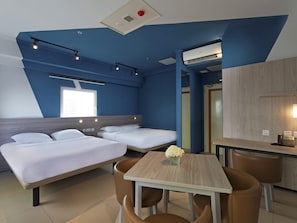 Kamar Double Keluarga, 2 Tempat Tidur Double | Brankas, meja kerja, ruang kerja ramah laptop, dan tirai kedap cahaya