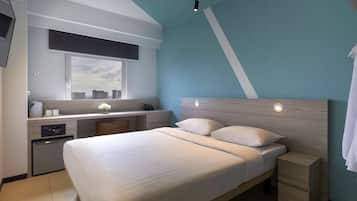 Habitación doble estándar, 1 cama matrimonial | Caja de seguridad en la habitación y escritorio