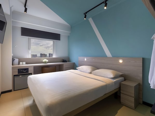 Standard Double Room, 1 Double Bed | In-room safe, desk, laptop workspace, blackout drapes