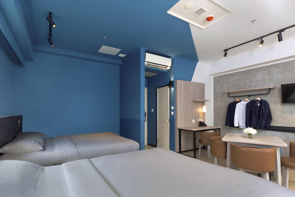 Kamar Double Keluarga, 2 Tempat Tidur Double | Brankas, meja kerja, ruang kerja ramah laptop, dan tirai kedap cahaya