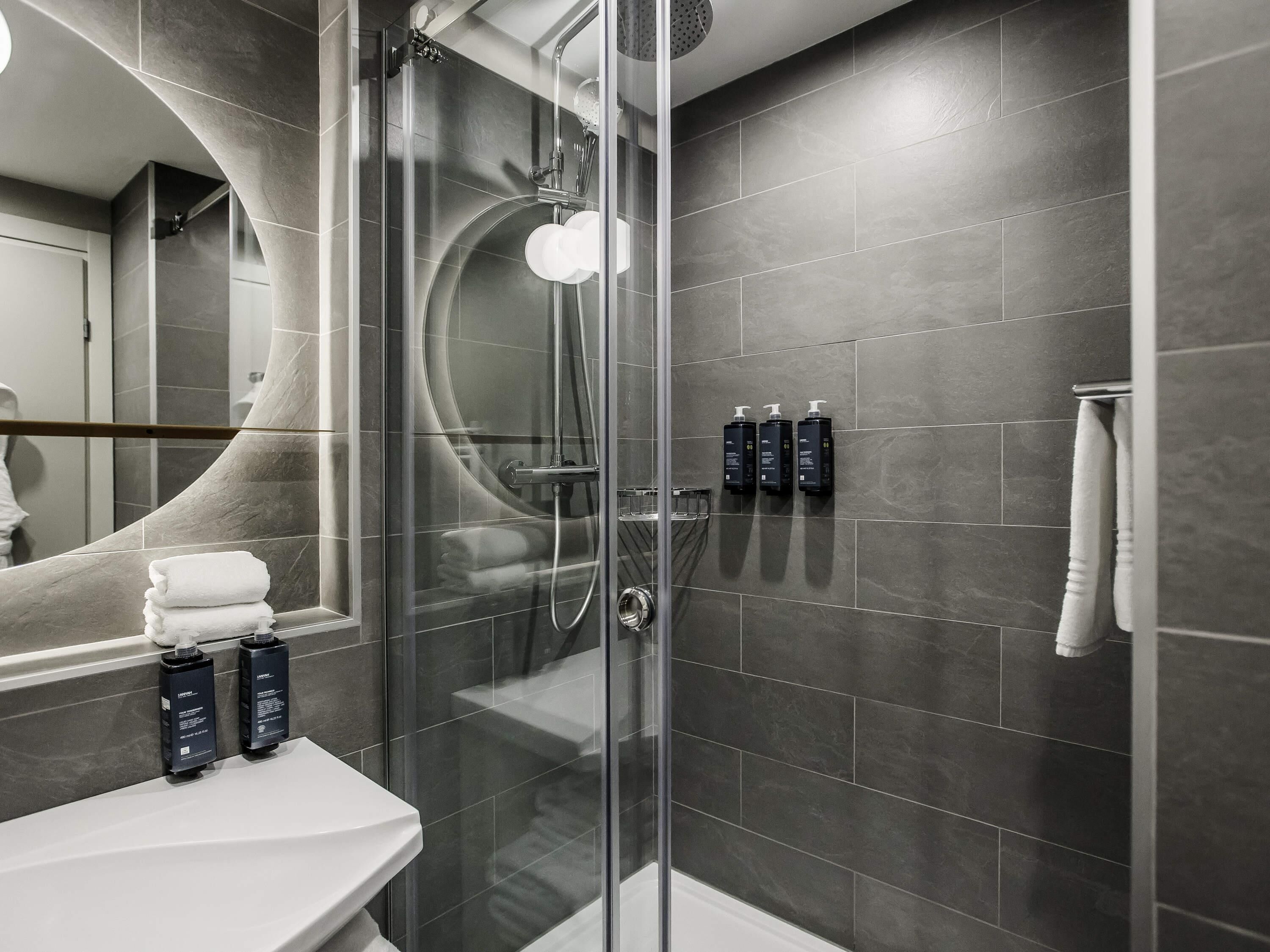 Allergikerbettwaren, Schreibtisch, laptopgeeigneter Arbeitsplatz