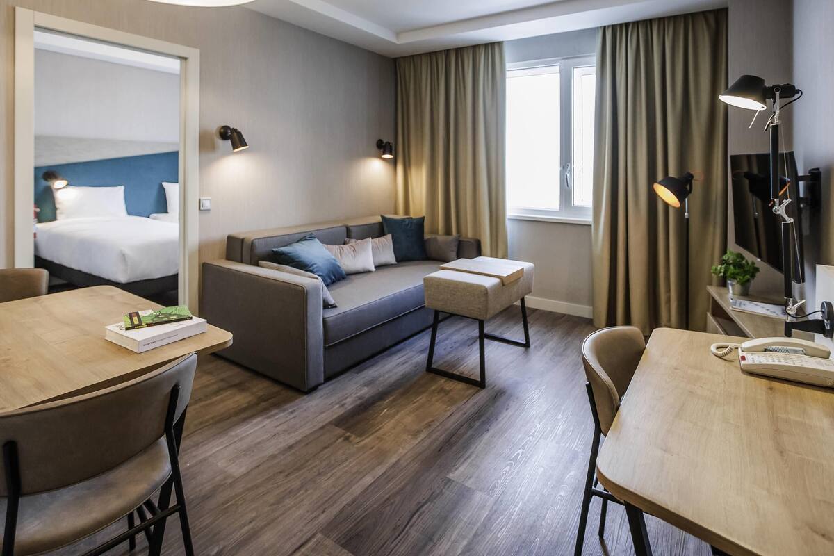 Apartment, 2 Bedrooms | Hypo-allergenic bedding available, desk, laptop workspace, soundproofing