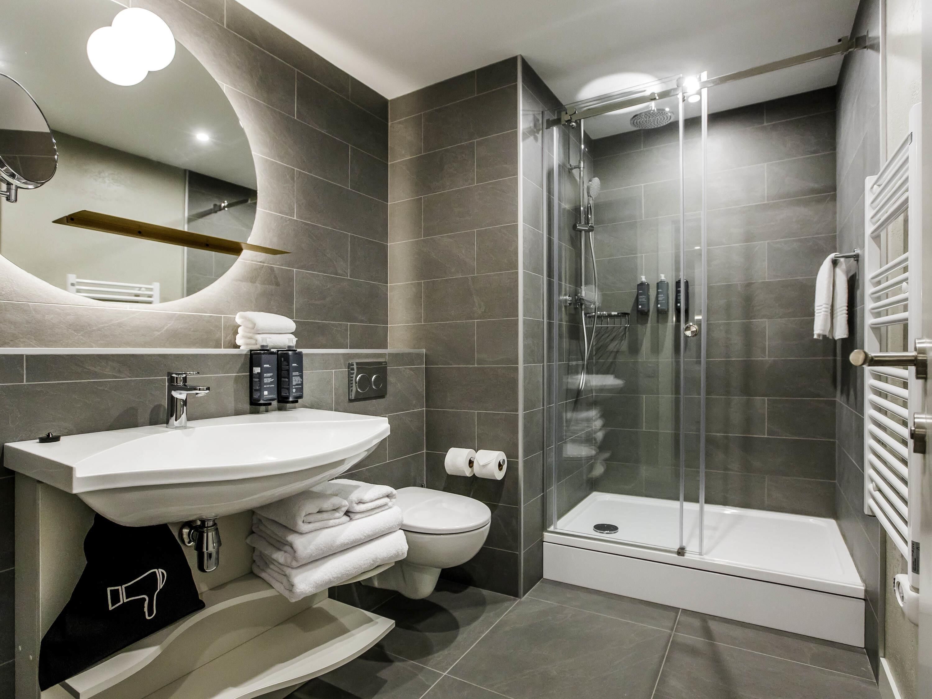 Allergikerbettwaren, Schreibtisch, laptopgeeigneter Arbeitsplatz