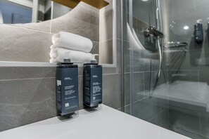 Appartement Standard, 2 lits jumeaux | Salle de bain | Douche, douche cascade, articles de toilette écologiques