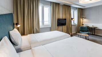 ملاءات للفراش لا تسبب الحساسية ومكتب ومساحة عمل للكمبيوتر المحمول