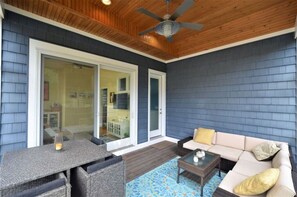 Outdoor dining - Ocean Block! Convenient to boardwalk and Ocean! (Rehoboth Beach)