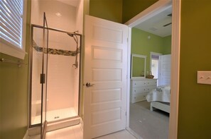 Bathroom - Ocean Block! Convenient to boardwalk and Ocean! (Rehoboth Beach)