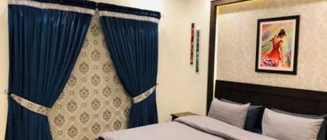 Minibar, soundproofing, free WiFi, wheelchair access