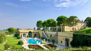 Une villa de luxe dotée d’une piscine, d’un espace extérieur aménagé et d’un jardin bien entretenu.