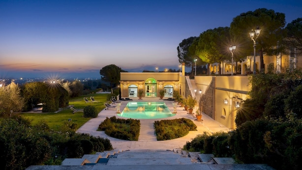 A luxurious villa with a swimming pool, outdoor seating, and a well-maintained garden. - Tenuta Bagni de Consoli 24 (Bertinoro)