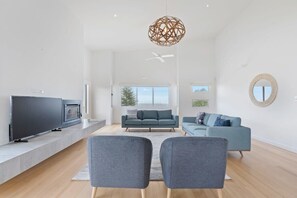 Fernseher, Kamin, Arbeitsbereiche