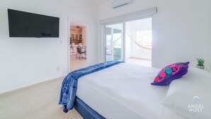 Room - Walk to 5th Ave & Beach · Pools, Balcony & Parking (Playa del Carmen)