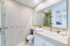 Dusche, Haartrockner, Handtücher, Seife