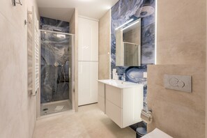 Dusche, Haartrockner, Handtücher, Seife