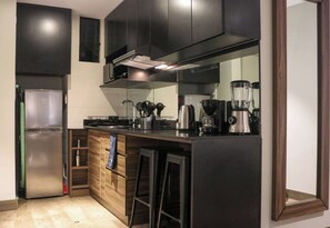 Jääkaappi, mikroaaltouuni, uuni, liesi