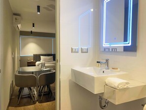 Kylpyamme, hiustenkuivaaja, pyyhkeet