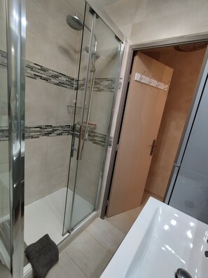 Doccia, asciugacapelli, sapone, carta igienica