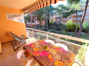 تناول الطعام بالخارج